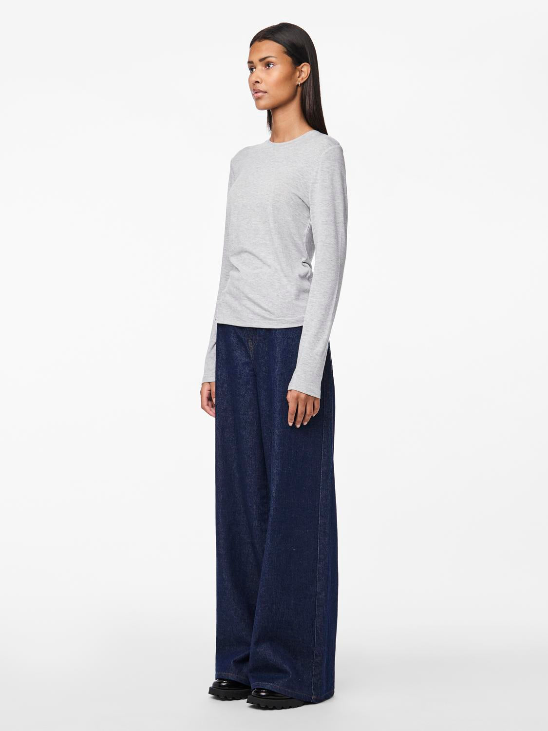 model_shot-front_full