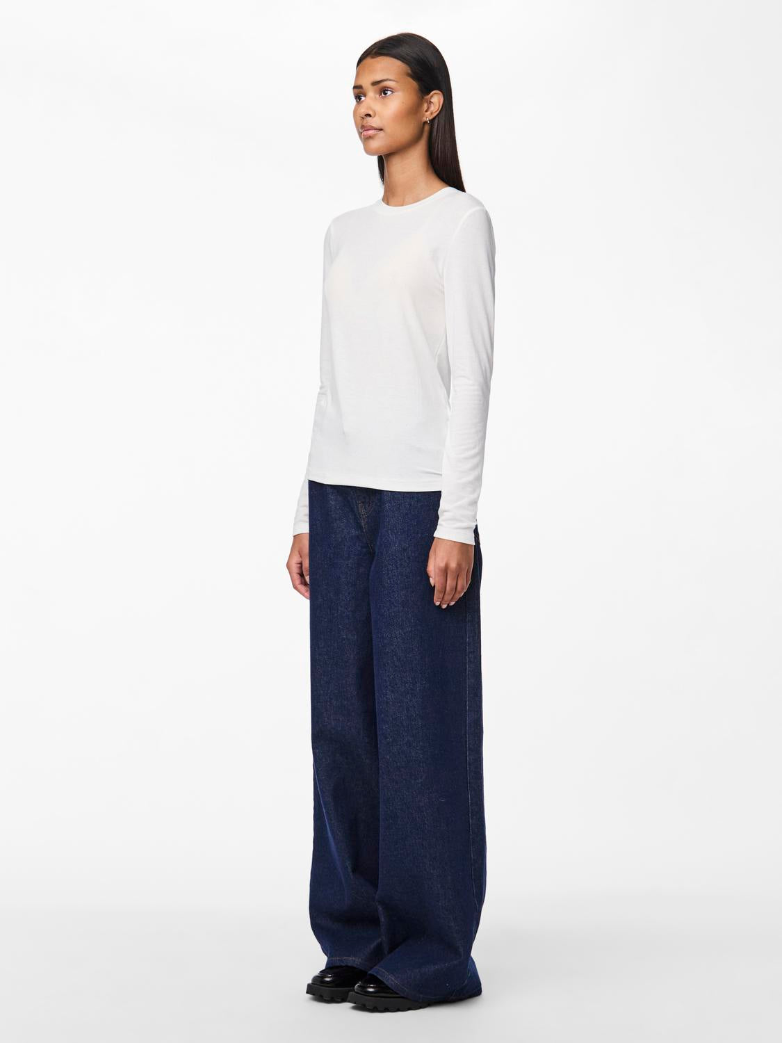 model_shot-front_full